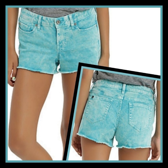 Lovesick ✦ Skull Rivet Shorts 0 ✦ Turquoise Acid Wash Raw Hem Low Rise Alt-Core - Picture 8 of 12
